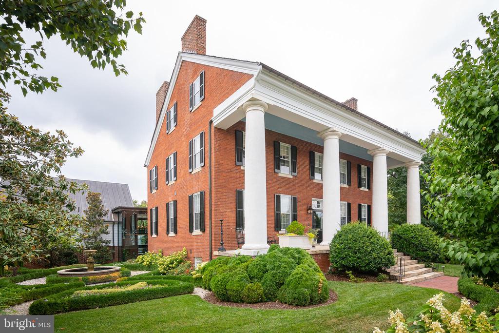 307 AMELIA STREET