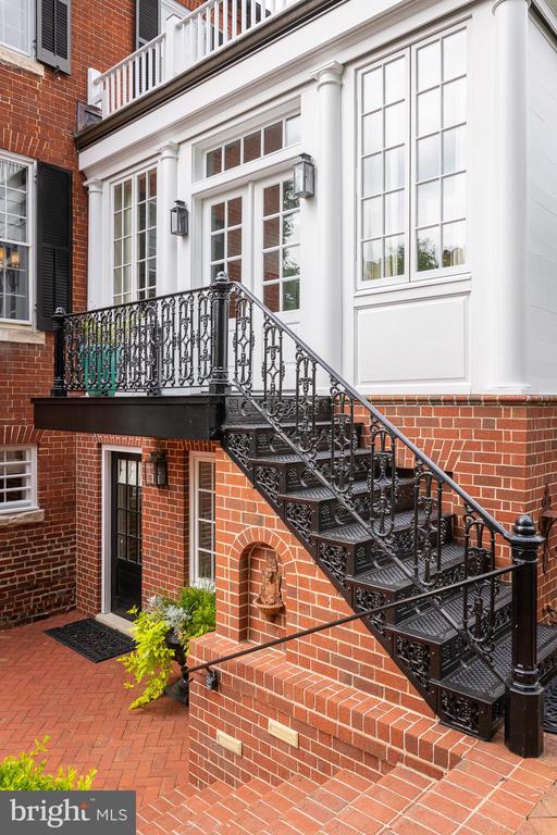 307 AMELIA STREET