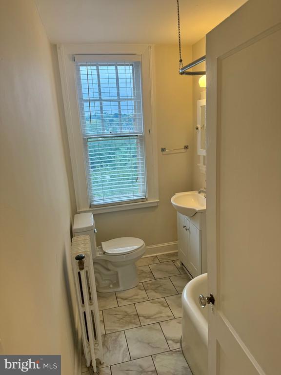 702 PRINCE EDWARD ST 4