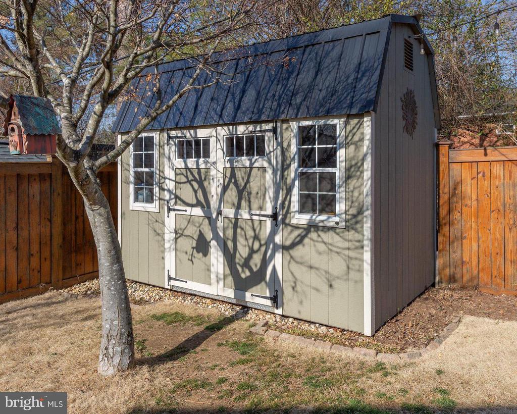 609 WOODFORD STREET