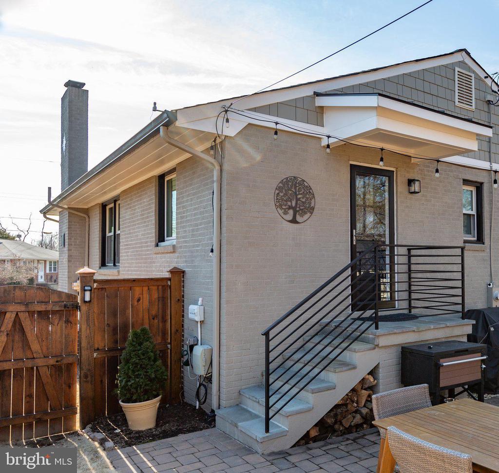 609 WOODFORD STREET