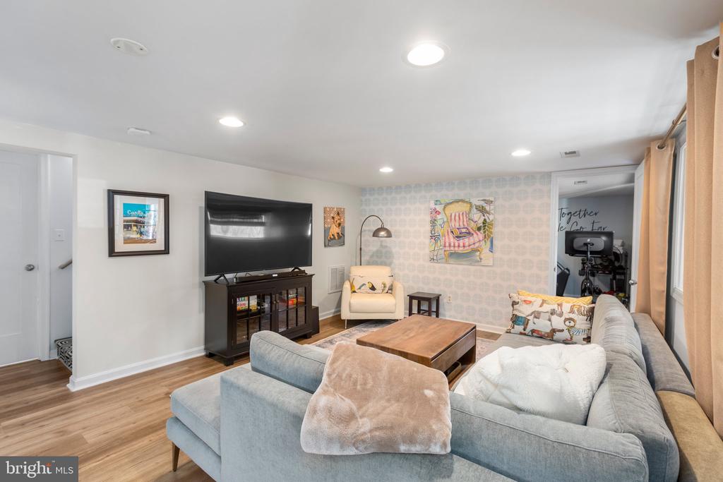 609 WOODFORD STREET