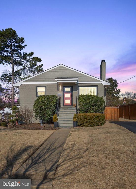609 WOODFORD STREET