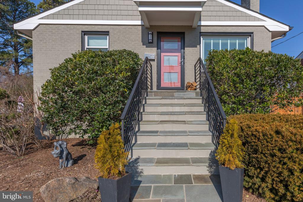 609 WOODFORD STREET