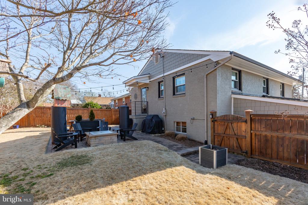 609 WOODFORD STREET