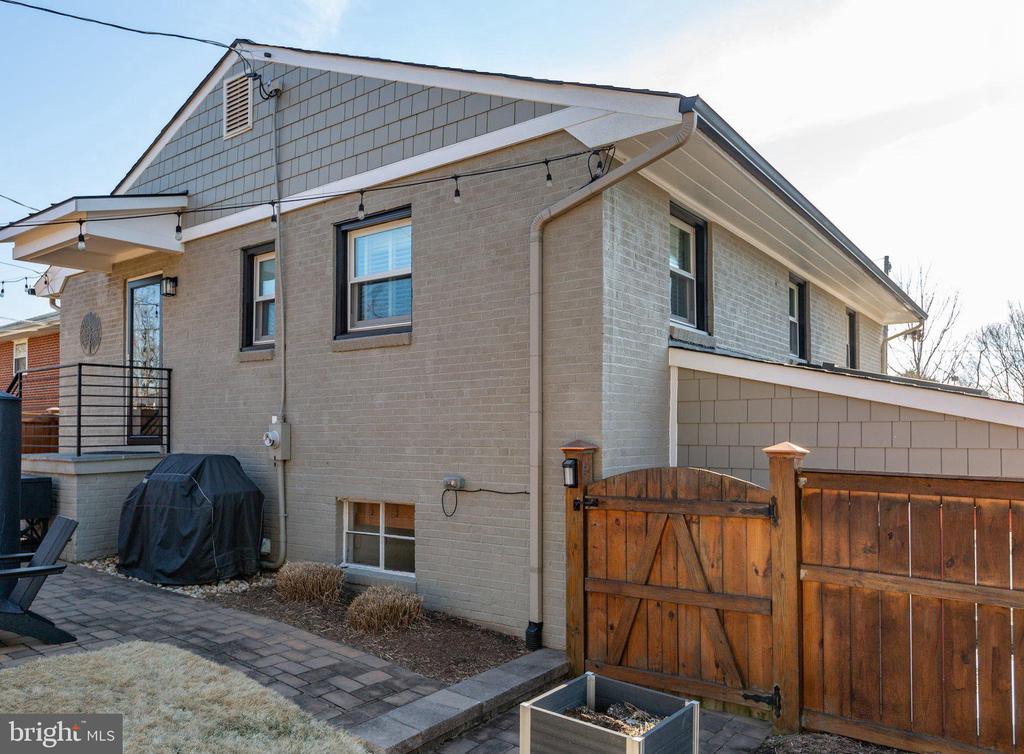 609 WOODFORD STREET