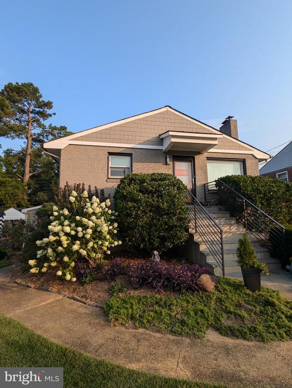 609 WOODFORD STREET