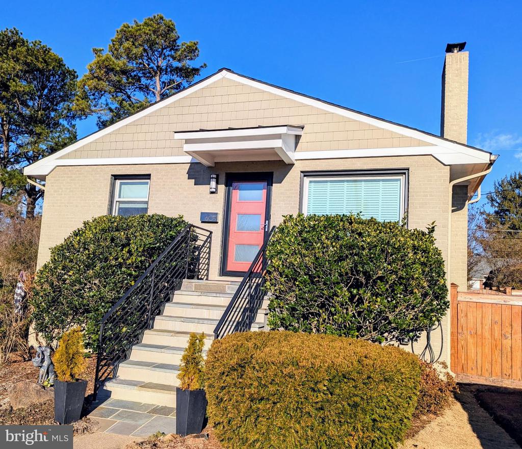 609 WOODFORD STREET