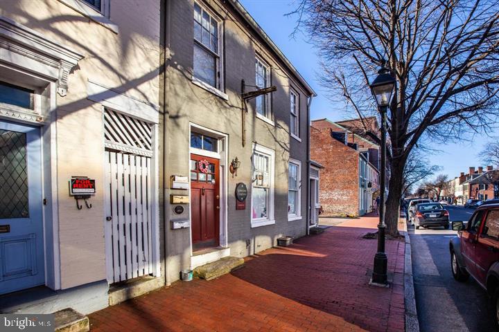 606 CAROLINE STREET