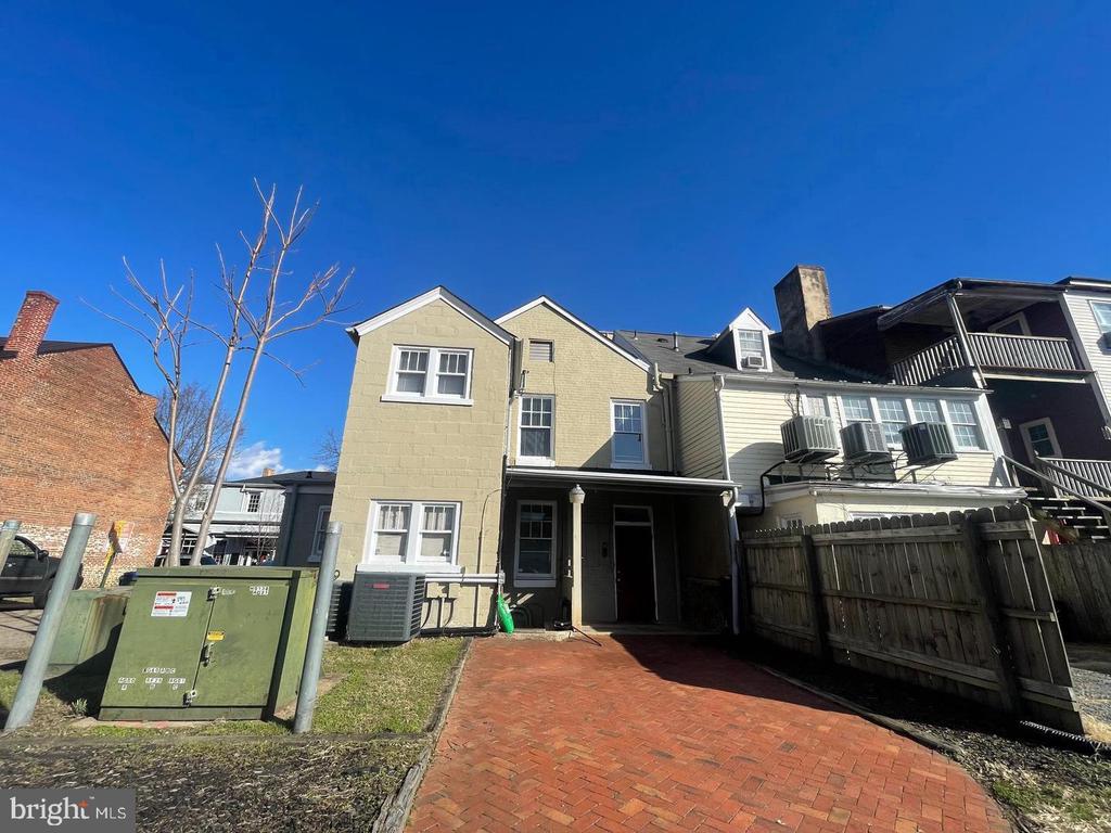606 CAROLINE STREET