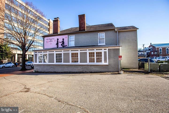 606 CAROLINE STREET
