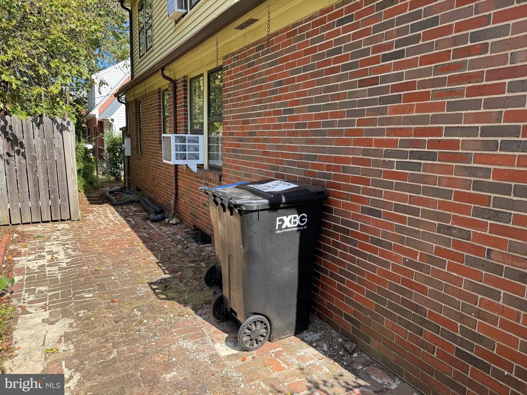 911 MONROE STREET