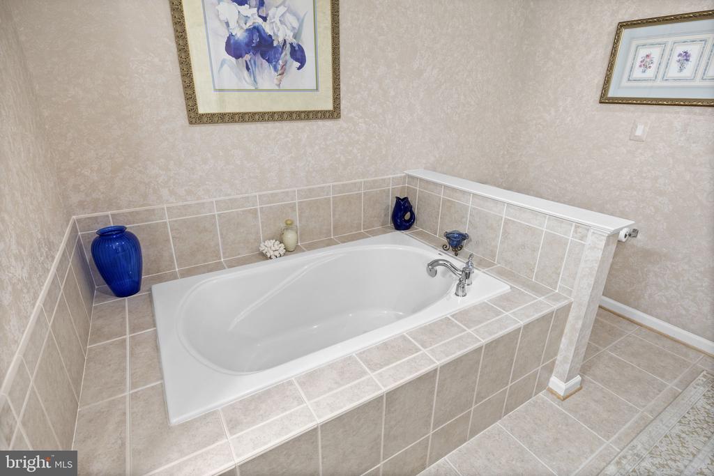 1022 MAUREEN DRIVE