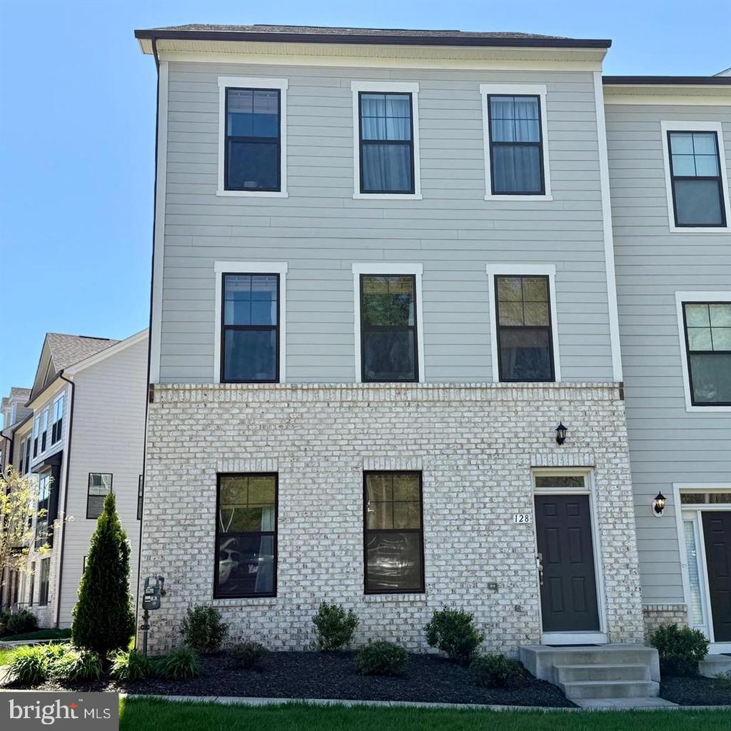 128 KINROSS LANE