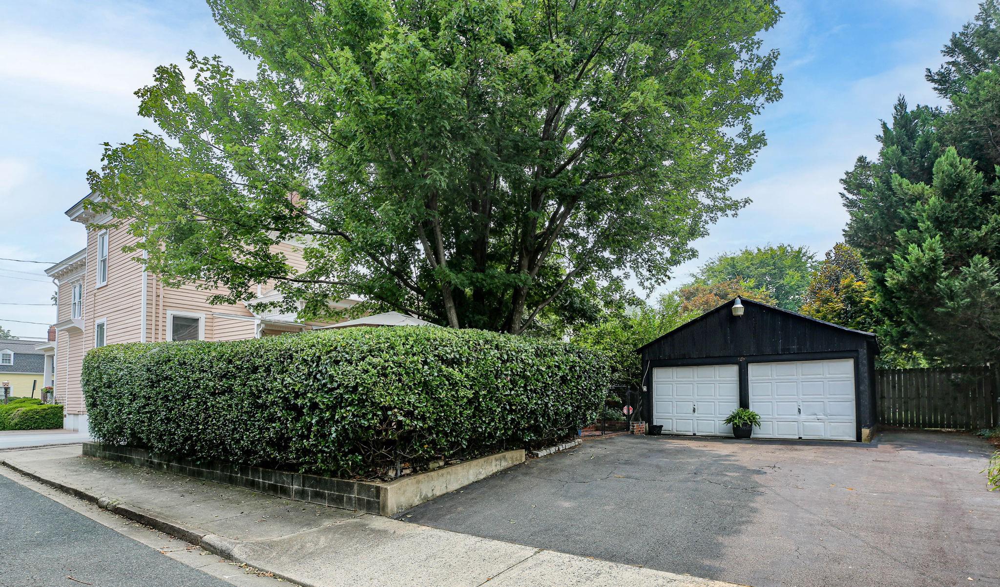 1518 CAROLINE STREET