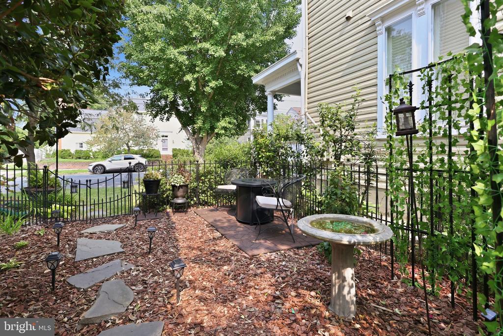 1518 CAROLINE STREET