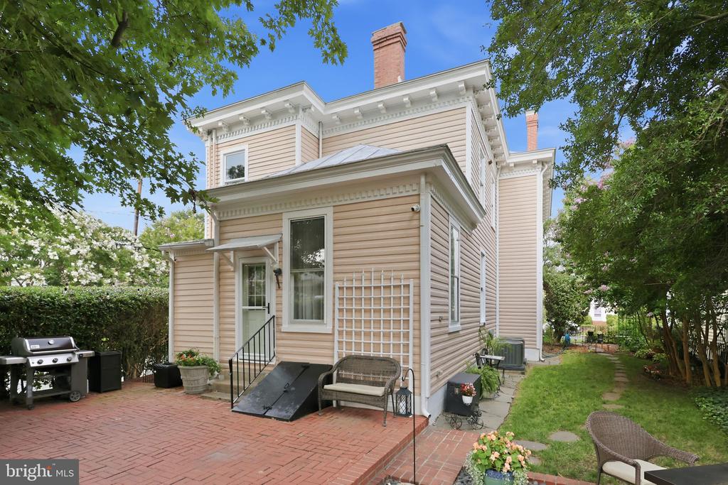 1518 CAROLINE STREET