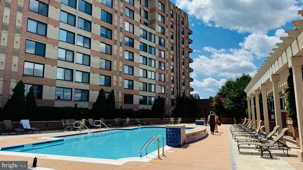 2451 MIDTOWN AVENUE 210