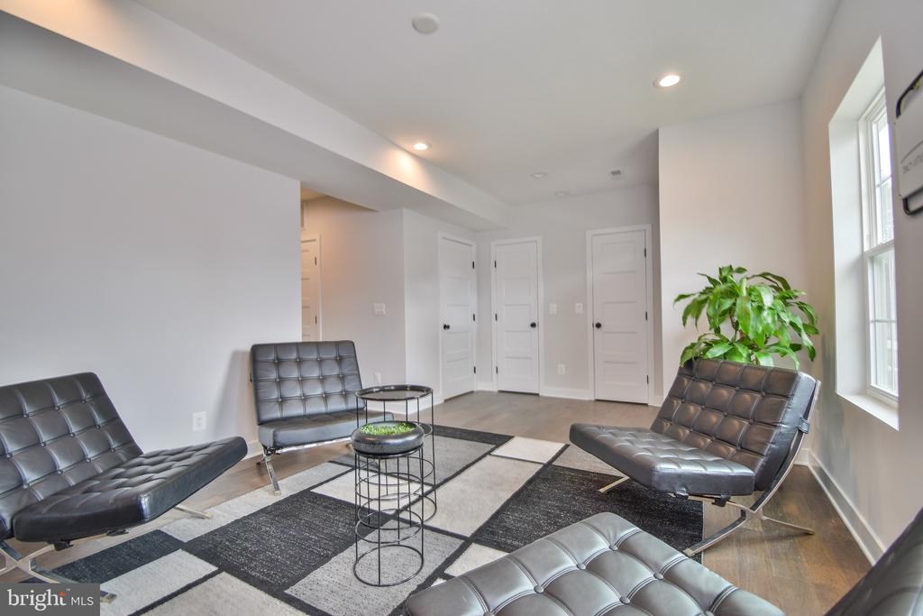 8278 SAFARIAN WAY