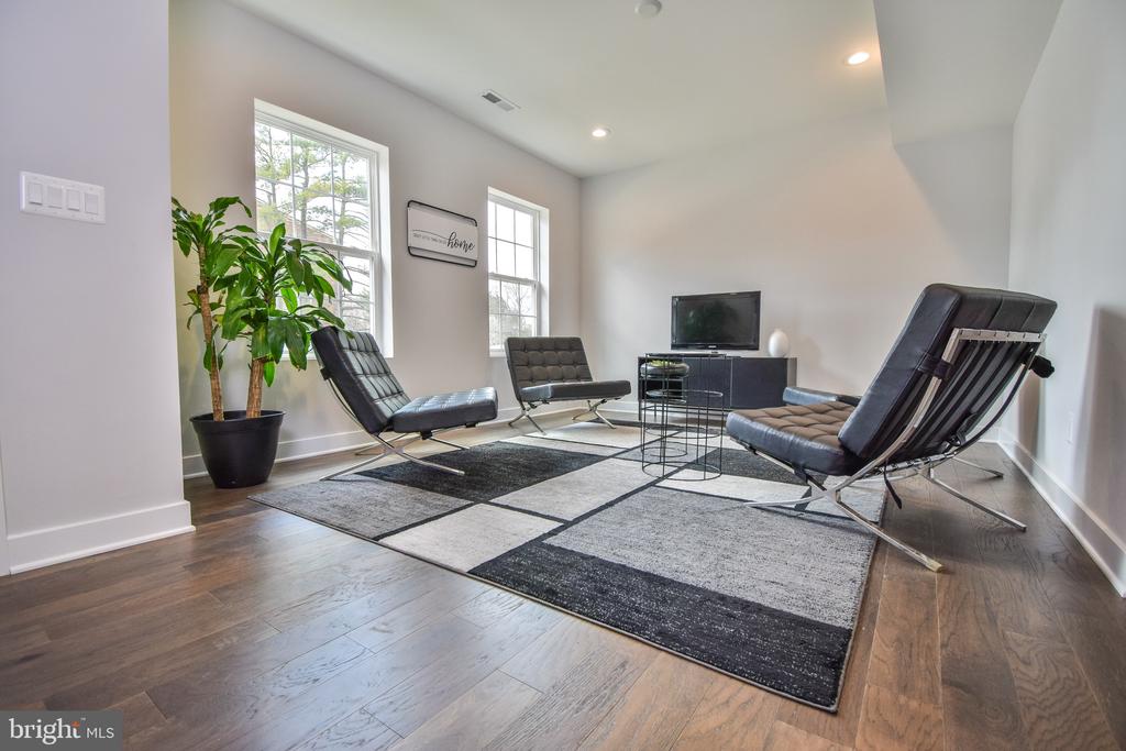 8278 SAFARIAN WAY