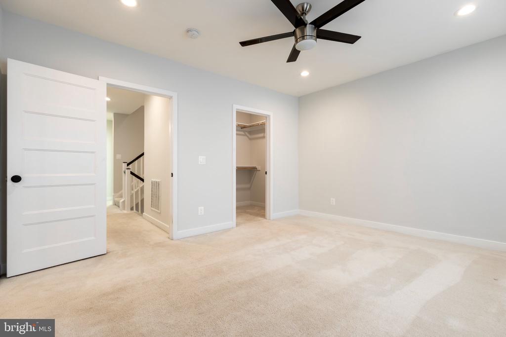 8276 SAFARIAN WAY