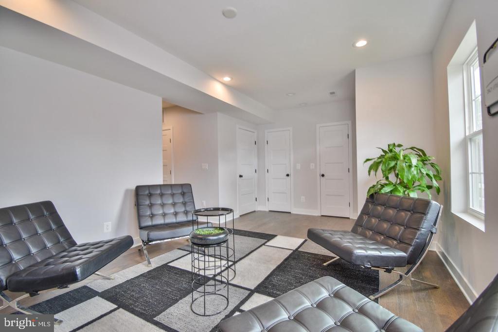 8276 SAFARIAN WAY