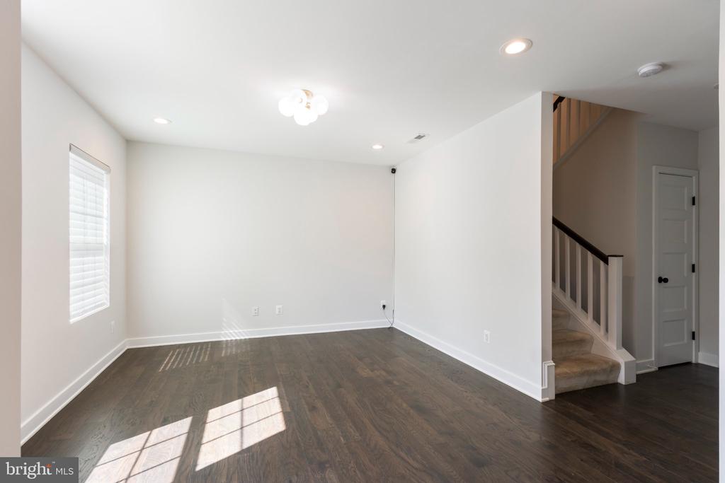 8276 SAFARIAN WAY