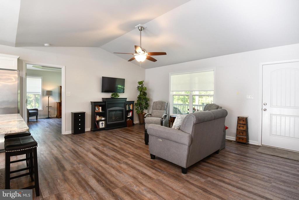 8207 BUCKTHORNE RUN