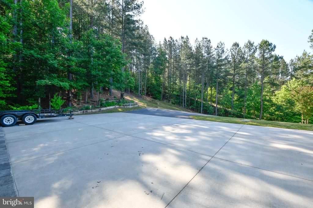 8207 BUCKTHORNE RUN