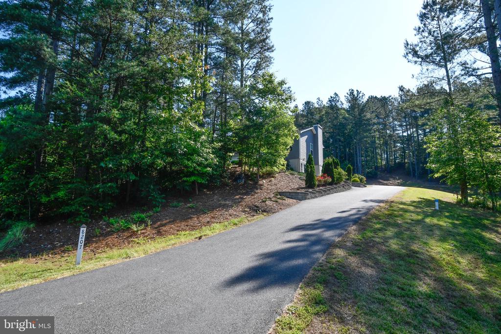 8207 BUCKTHORNE RUN