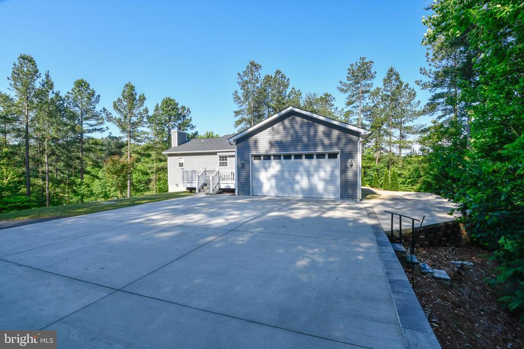 8207 BUCKTHORNE RUN