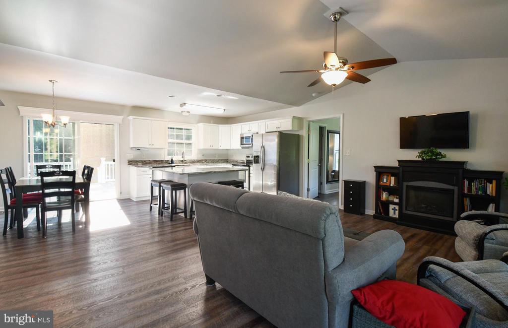 8207 BUCKTHORNE RUN