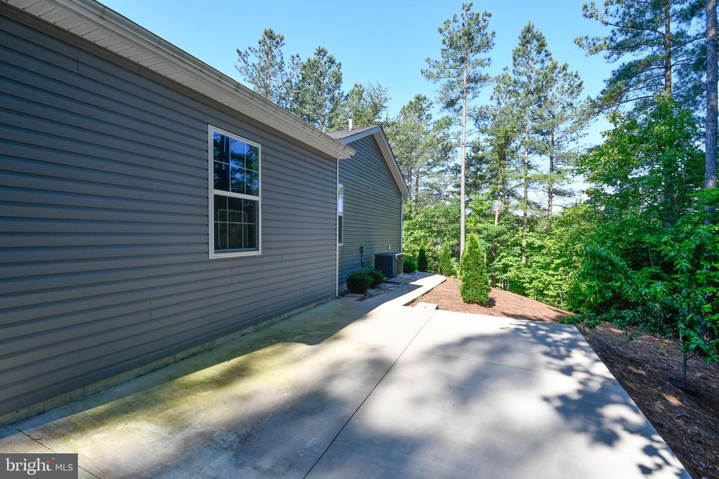 8207 BUCKTHORNE RUN