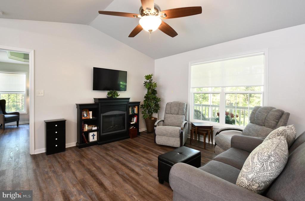 8207 BUCKTHORNE RUN