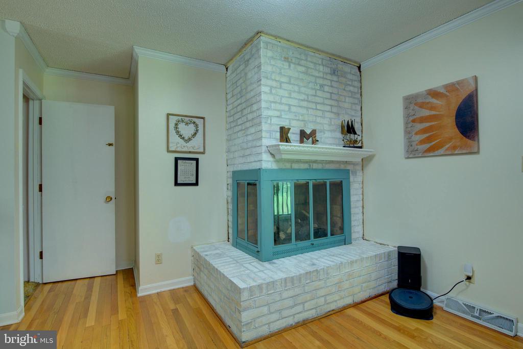8406 CEDAR LANE