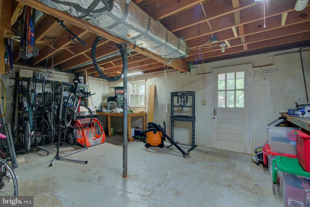 8406 CEDAR LANE