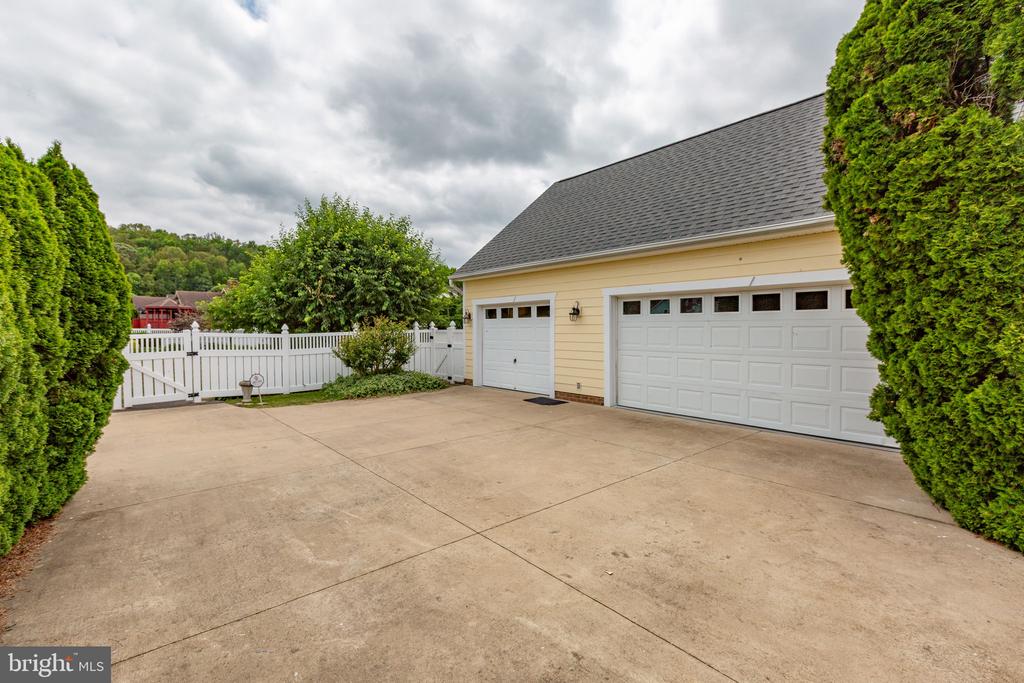 6049 POTOMAC LANDING DRIVE