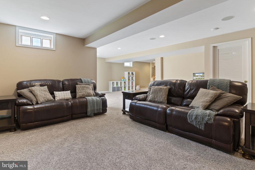 5921 COAKLEY DRIVE