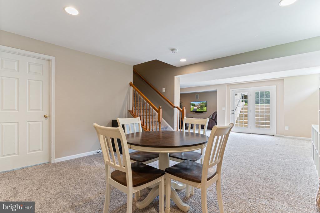 5921 COAKLEY DRIVE