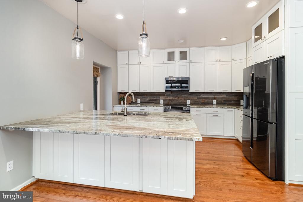 282 LAKEWAY ROAD