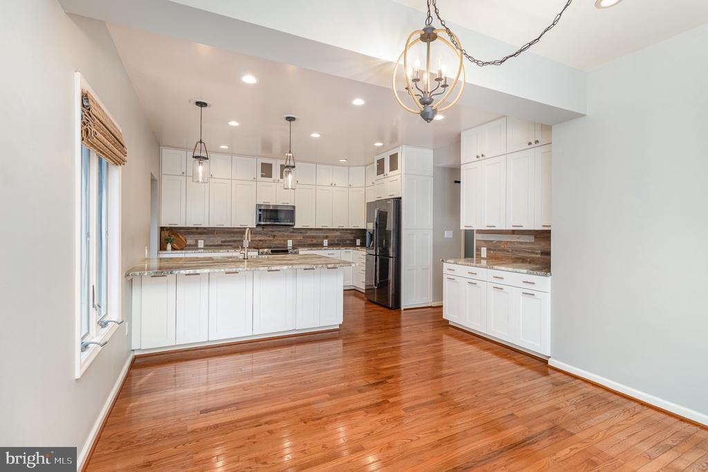 282 LAKEWAY ROAD