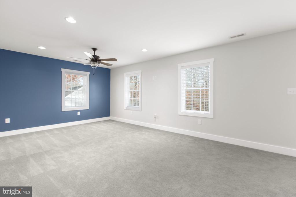 219 OAKWOOD DRIVE