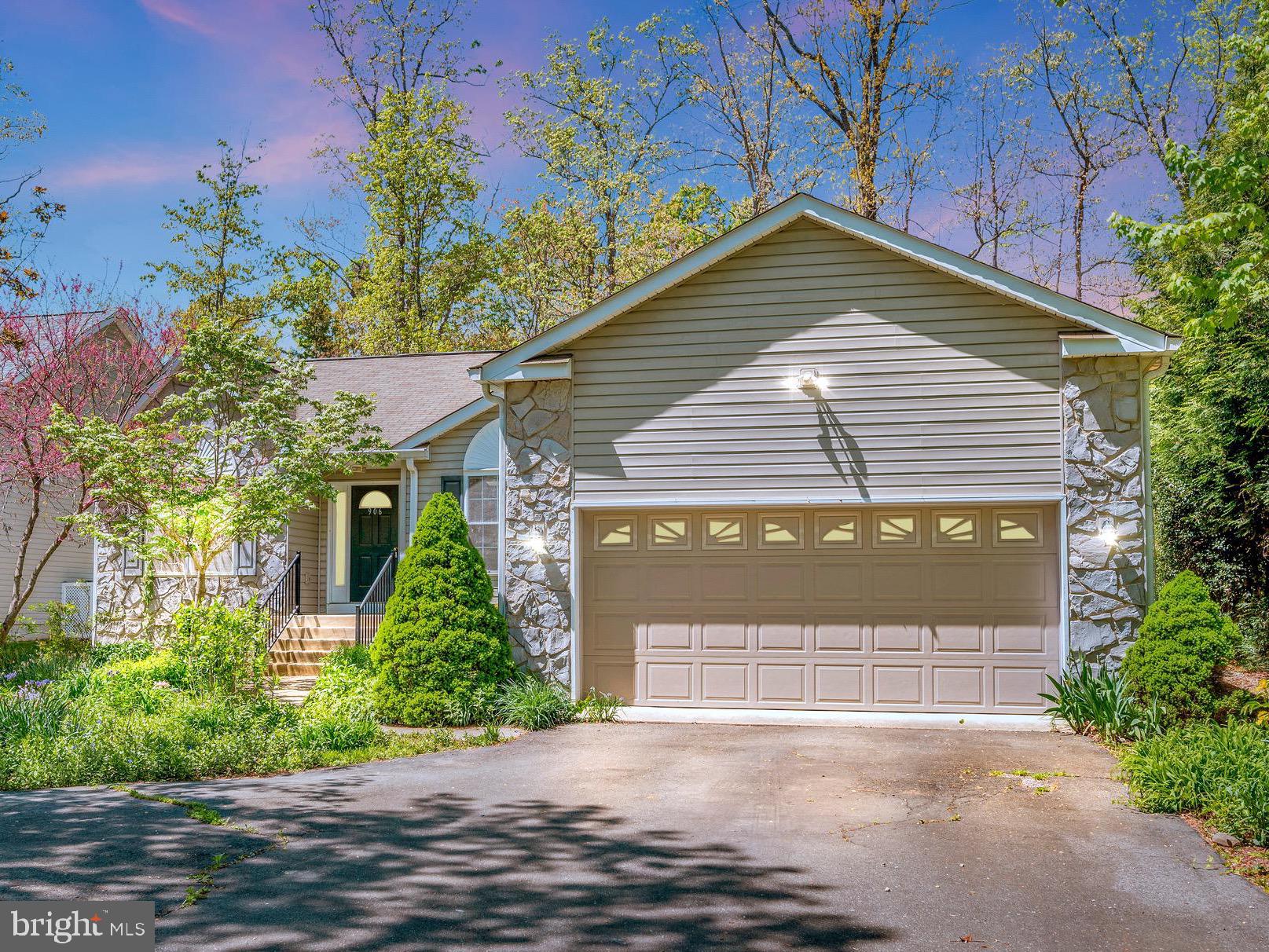 906 LAKEVIEW PARKWAY