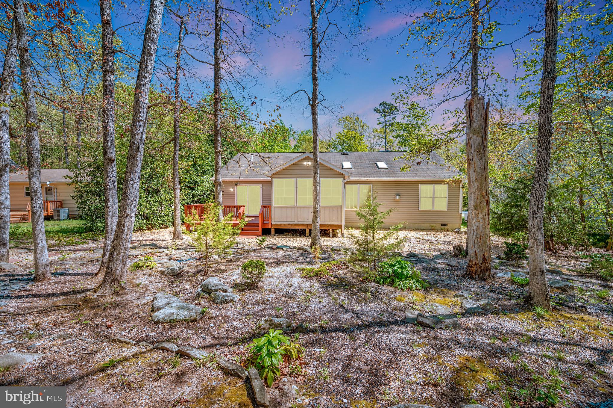906 LAKEVIEW PARKWAY