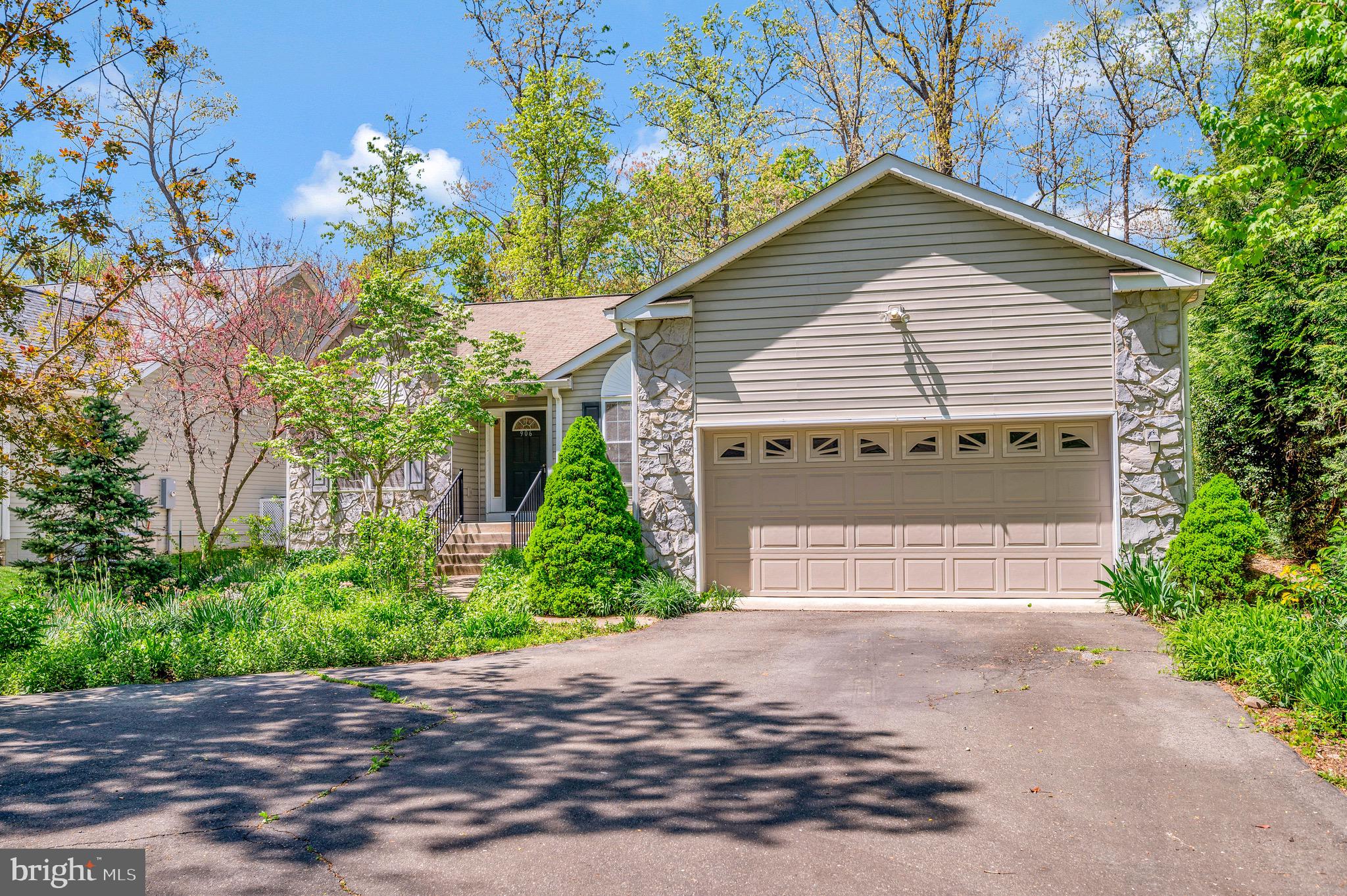 906 LAKEVIEW PARKWAY