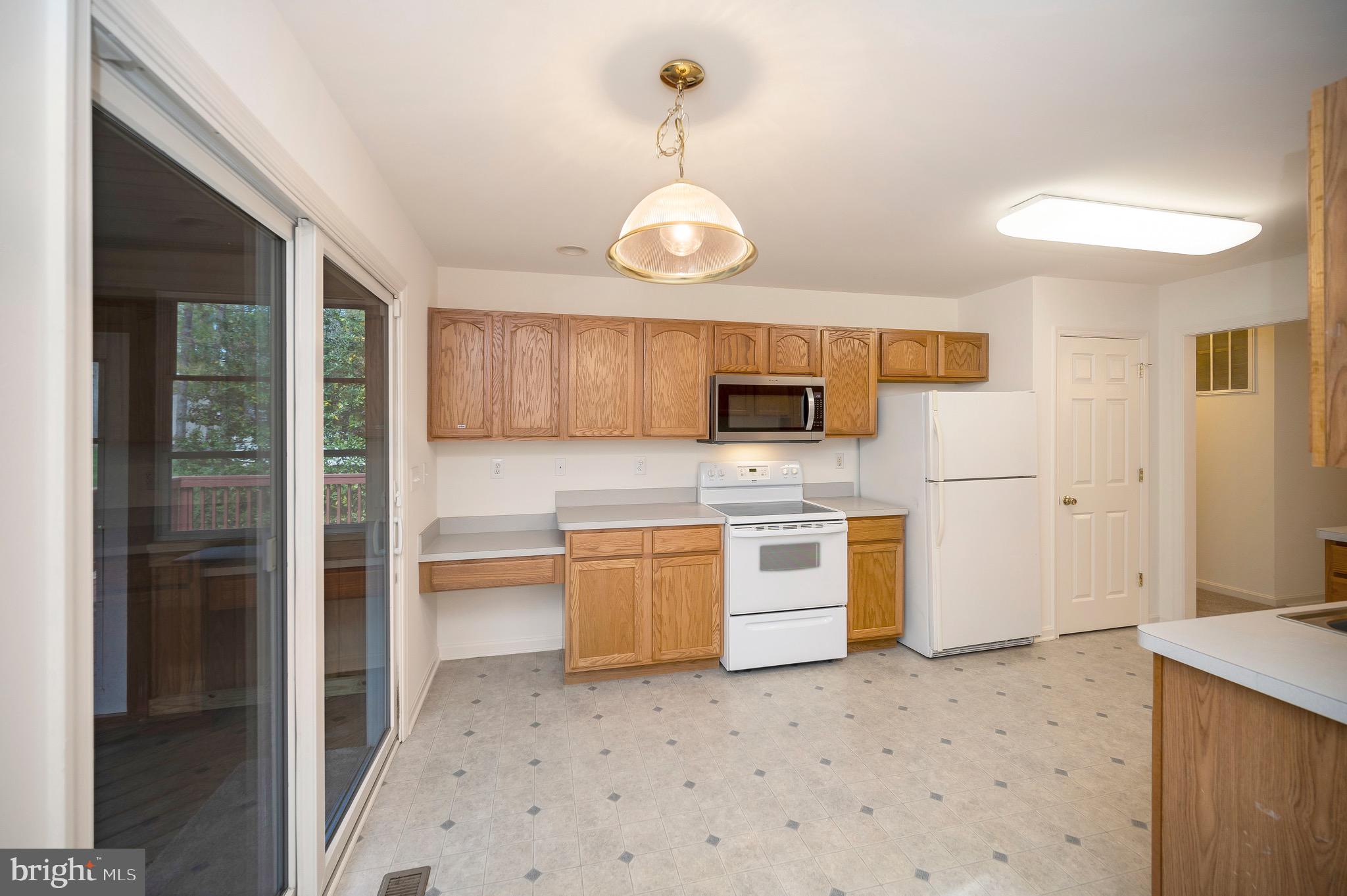 906 LAKEVIEW PARKWAY