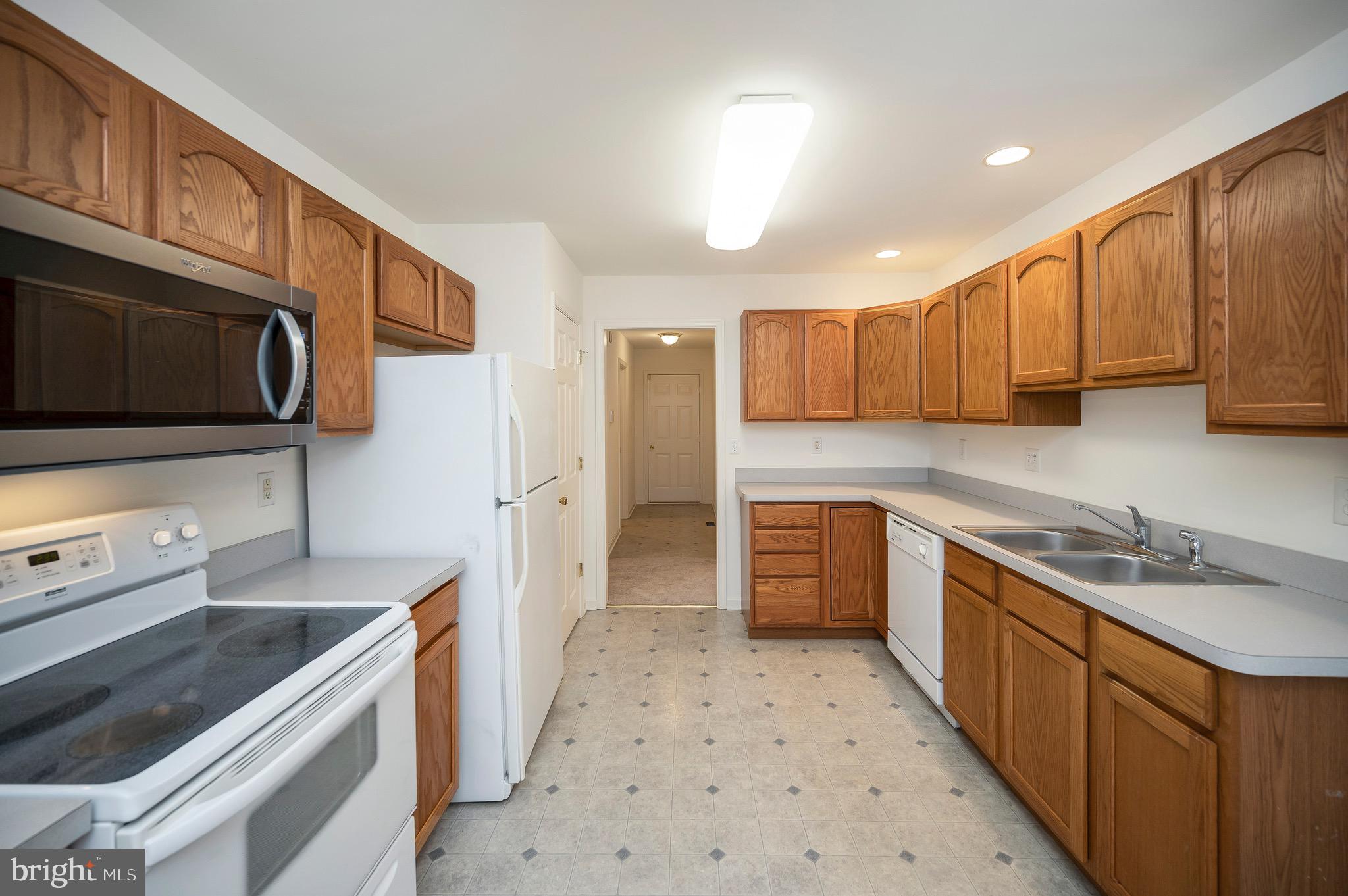 906 LAKEVIEW PARKWAY