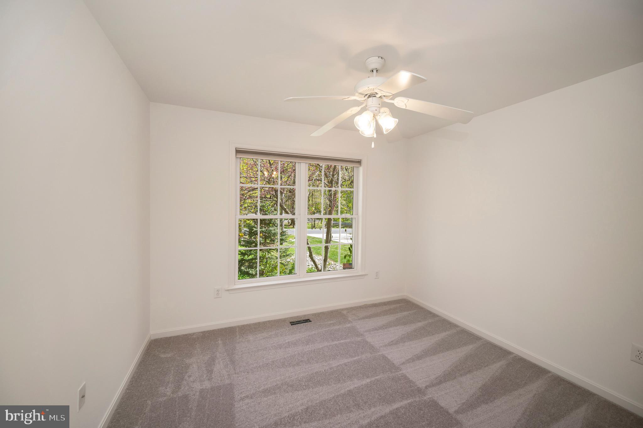 906 LAKEVIEW PARKWAY