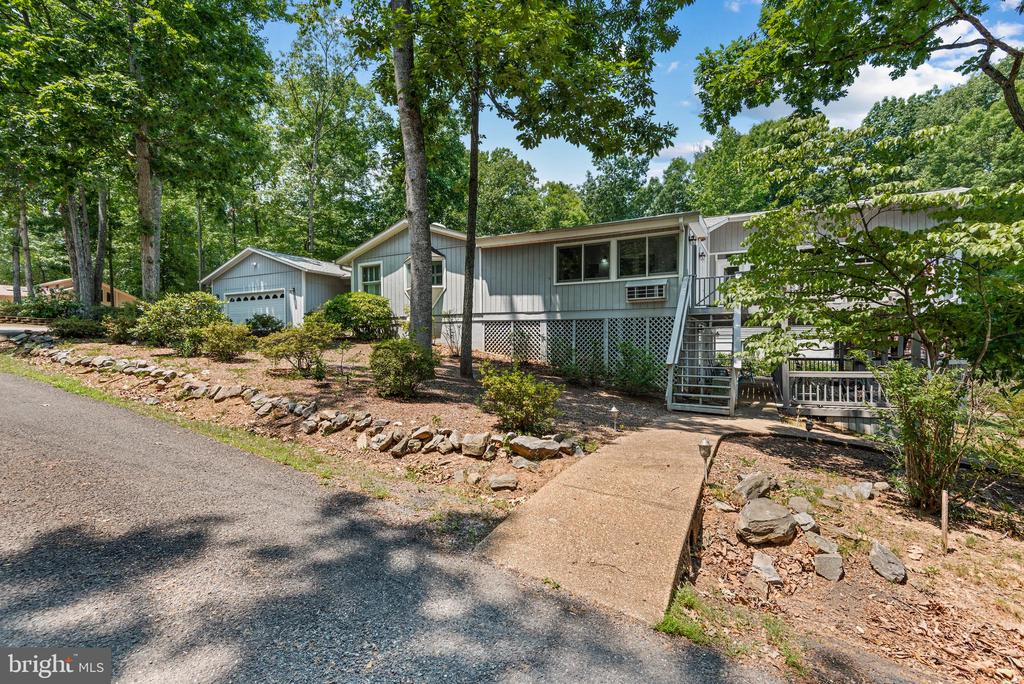 315 WAKEFIELD DRIVE