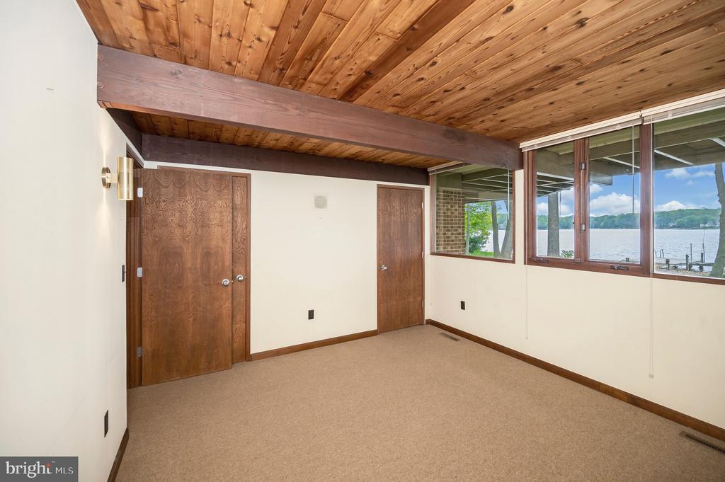 405 WAKEFIELD DRIVE